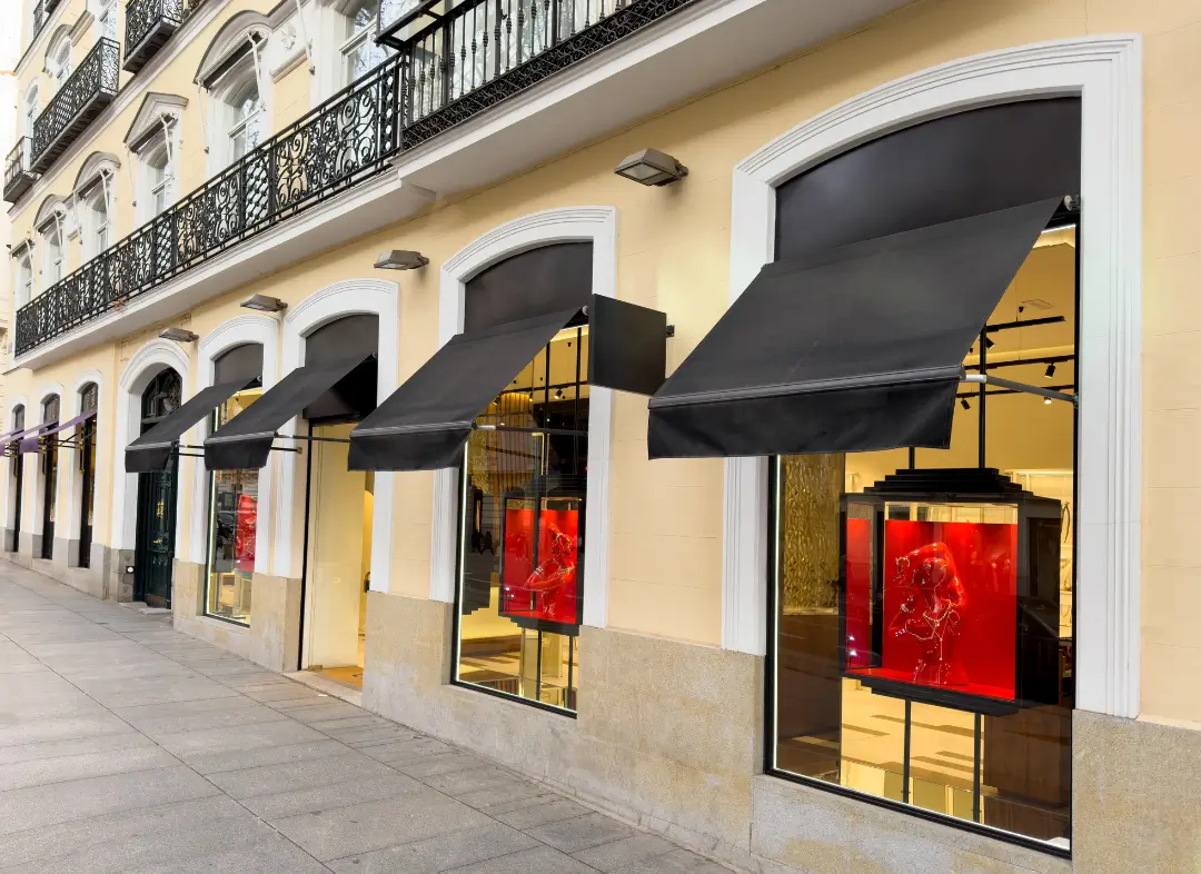 Façade vitrine de magasin en aluminium sur mesure à Colombelles